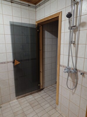 Douche, sèche-cheveux, bidet, serviettes fournies