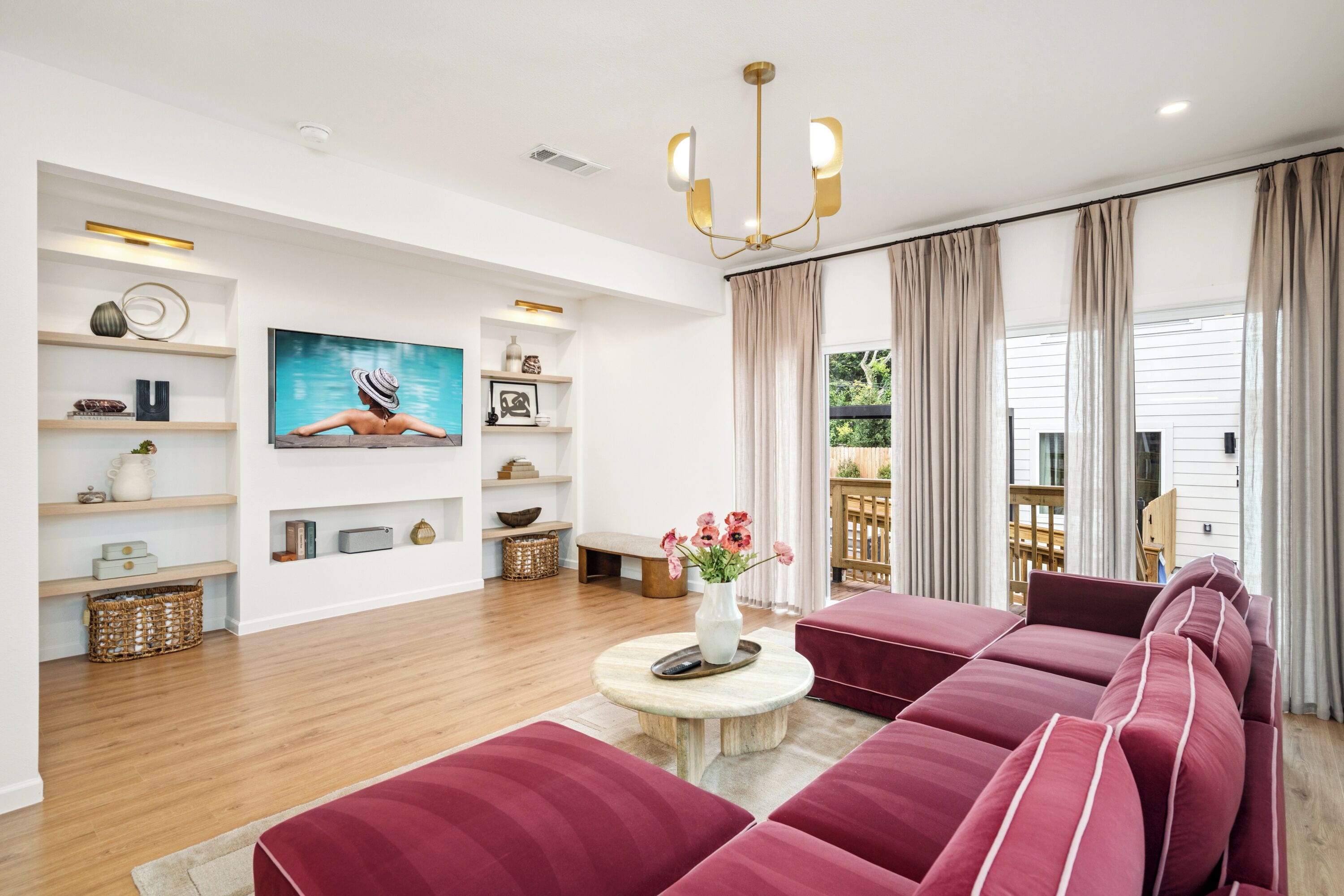 Televisor intel·ligent i llibres 