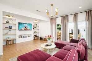 Smart TV, books - Resort-Style6BR Ensuite•Slps20•Pool&Spa•Accessible (Houston)