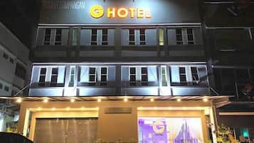 Vista frontal de la propiedad