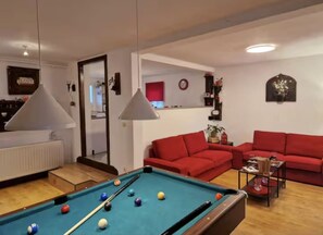 別墅 (Four Bedroom Villa with the Pool) | 客廳 | 32-吋平面電視，提供數位頻道