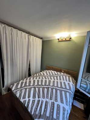 2 habitaciones, tabla de planchar con plancha y ropa de cama 