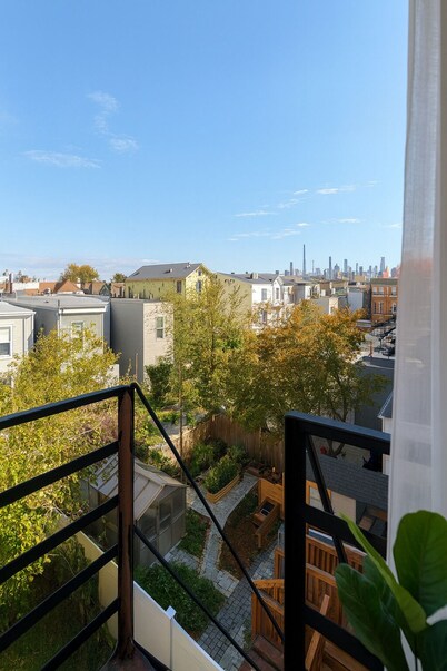 Stylish Top-Floor Haven- 10 Mins to Manhattan