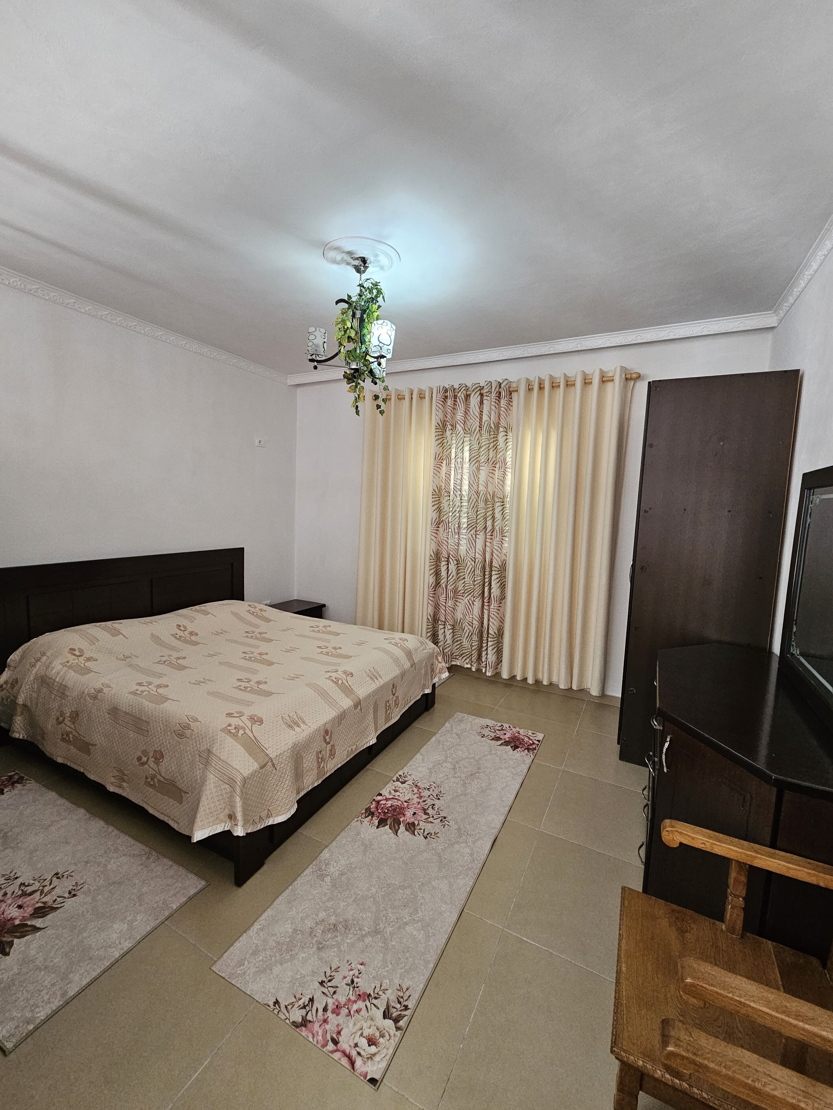 2 bedrooms, iron/ironing board, internet