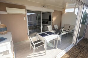 Outdoor dining - 4-star T2, pond view (Balaruc-les-Bains)
