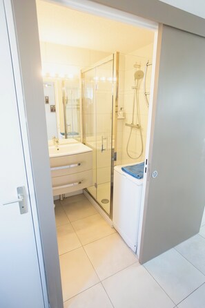 Hair dryer, toilet paper - 4-star T2, pond view (Balaruc-les-Bains)