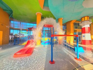 Children’s area - NEW! Splash Resort, condo 702W🏝Free Beach Chairs+Fireplace, Crib, toys and more (Panama City)