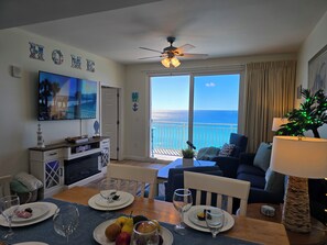 Smart TV, fireplace, books - NEW! Splash Resort, condo 702W🏝Free Beach Chairs+Fireplace, Crib, toys and more (Panama City)