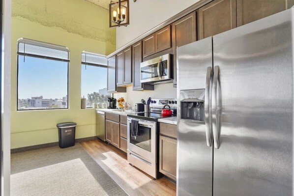 Réfrigérateur, micro-ondes, four, plaque de cuisson