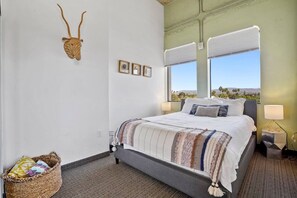 1 chambre, bureau, fer et planche à repasser, lit parapluie