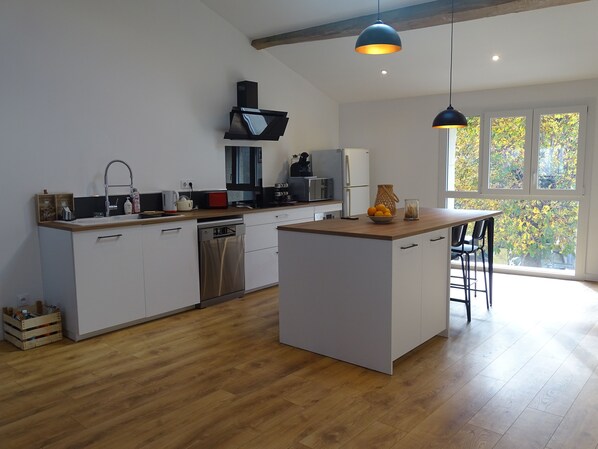 Micro-ondes, four, plaque de cuisson, lave-vaisselle