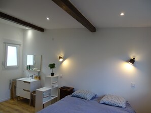 4 Schlafzimmer, Schreibtisch, BĂŒgeleisen/BĂŒgelbrett, kostenloses WLAN