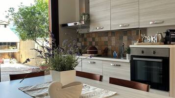 Réfrigérateur, four, plaque de cuisson, bouilloire électrique