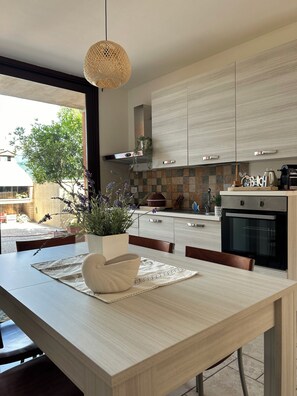 Fridge, oven, stovetop, electric kettle - Camilla House (Villasimius)