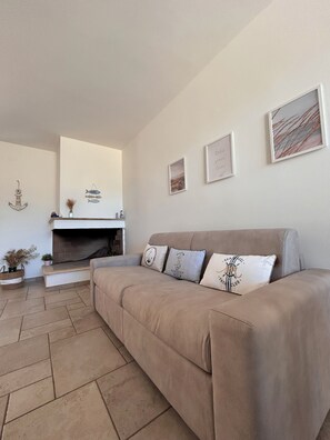 TV, fireplace - Camilla House (Villasimius)