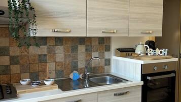 Frigorifero, forno, piano cottura, bollitore elettrico