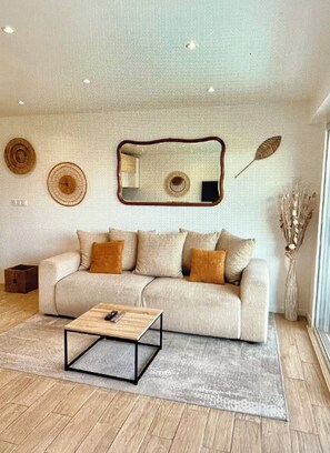 Living area - Cannes : Bright 2 Bedroom Apartment - Perfect for Family Stay (Cannes)