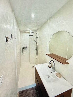 Towels, soap, toilet paper - Cannes : Bright 2 Bedroom Apartment - Perfect for Family Stay (Cannes)