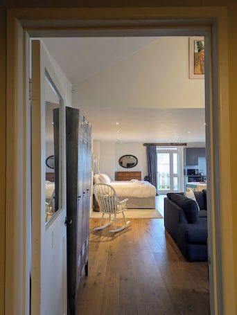 1 Schlafzimmer, Reisekinderbett, kostenloses WLAN, Bettwäsche. Cosy studio apartment w/wood burning stove & amazing views near Bath