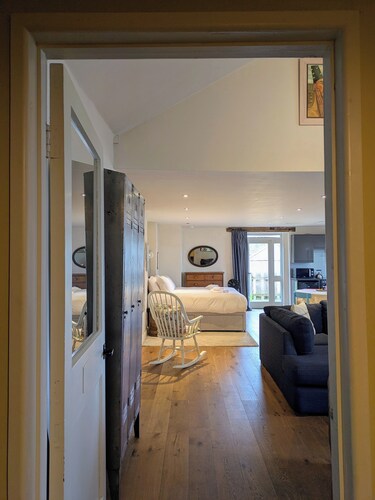 Cosy studio apartment w/wood burning stove & amazing views near Bath
