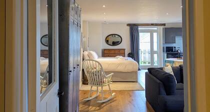 Cosy studio apartment w/wood burning stove & amazing views near Bath