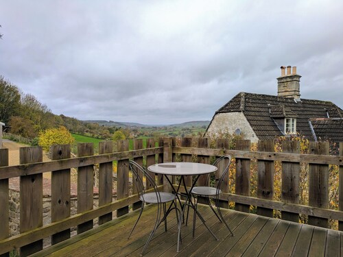 Cosy studio apartment w/wood burning stove & amazing views near Bath