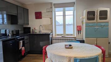 Een koelkast, een magnetron, een oven, een kookplaat