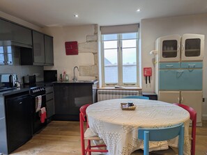 Een koelkast, een magnetron, een oven, een kookplaat