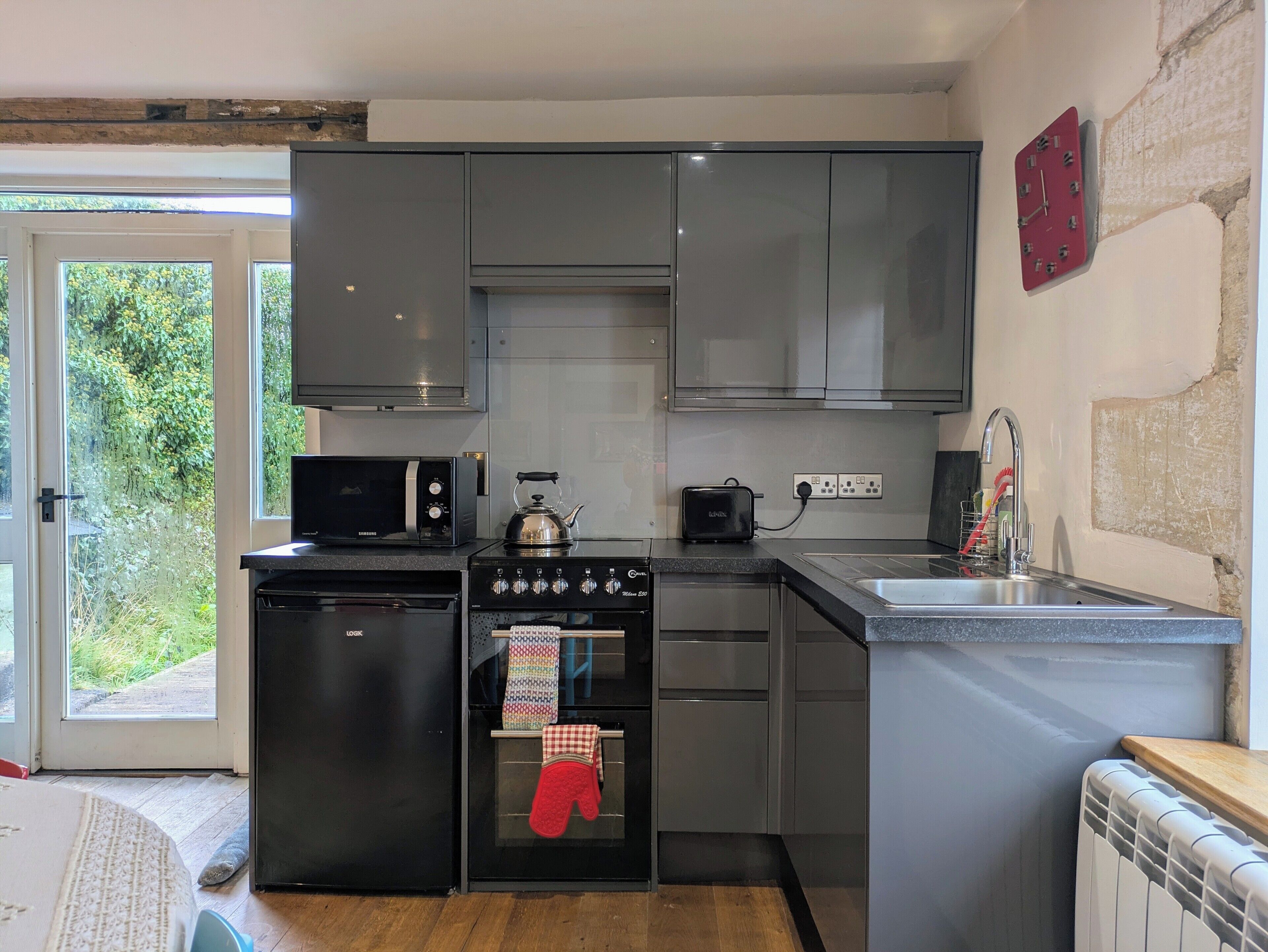 Kühlschrank, Mikrowelle, Ofen, Herdplatte