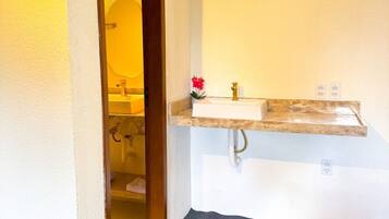 Lemari es kecil dan peralatan masak/sendok-piring