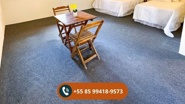A hotel room with a dining table and two beds. - Chalé Pico Alto (Guaramiranga)