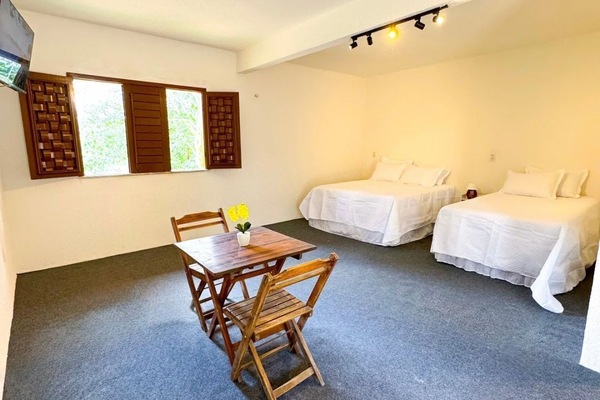 Premium bedding, laptop workspace, WiFi (free), bed sheets