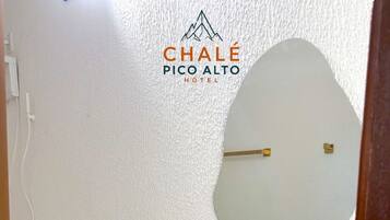 Shower, handuk, dan tisu toilet