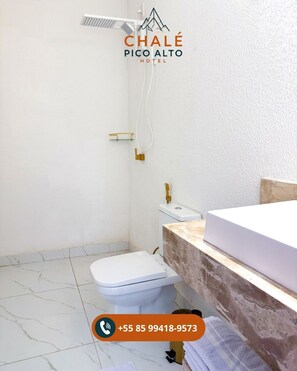 Shower, handuk,  dan tisu toilet