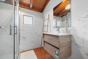 Dusche, Haartrockner, Handtücher, Toilettenpapier