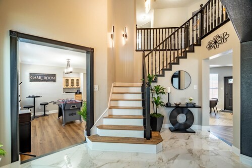 Stylish Oasis w/ Heated Pool/Hot Tub/Movie Theater