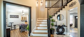 Stylish Oasis w/ Heated Pool/Hot Tub/Movie Theater