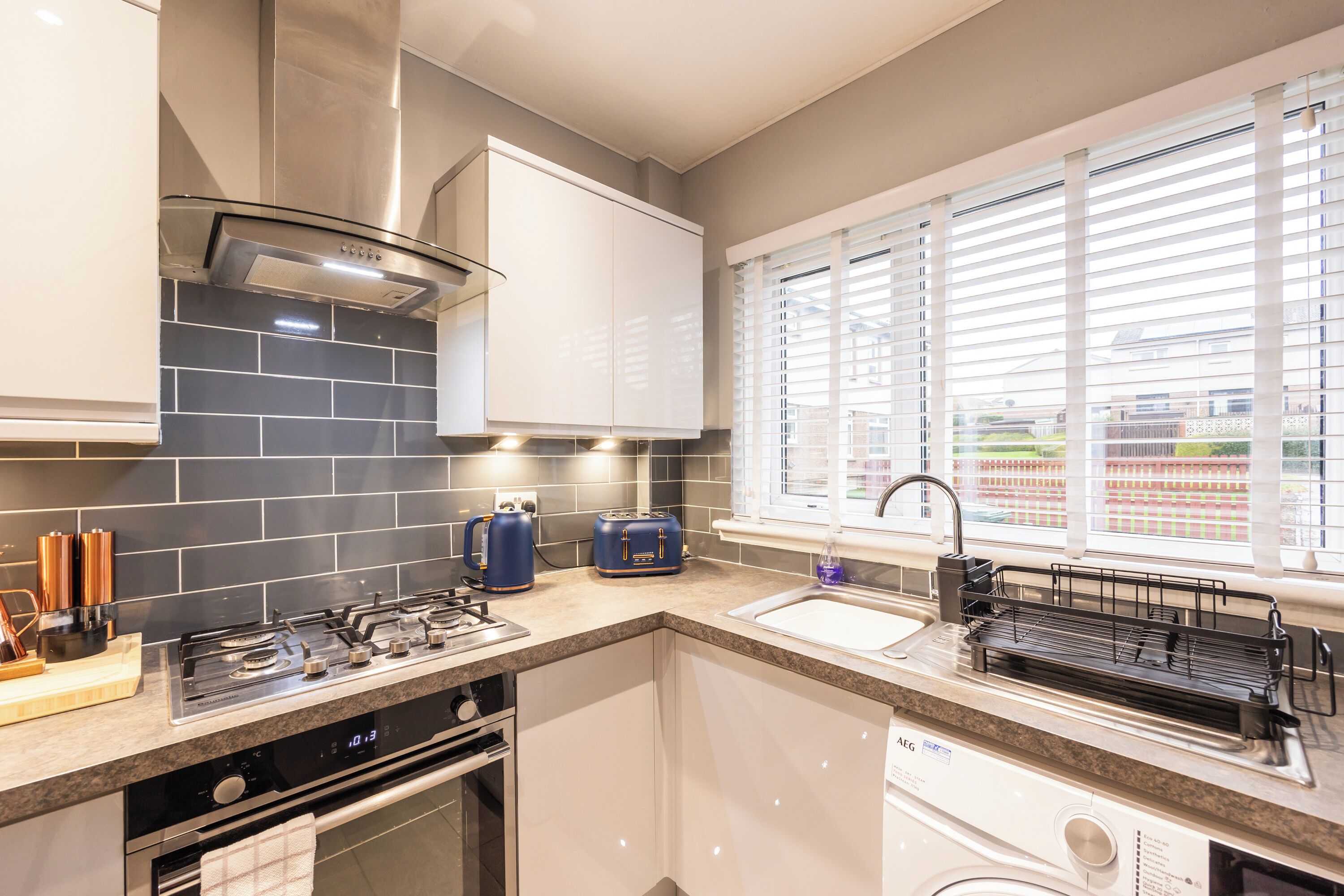 Jääkaappi, uuni, liesi, vedenkeitin