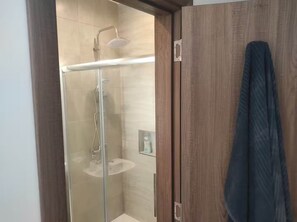 Dusche, Haartrockner, Handtücher, Seife