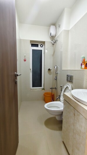 Shower, hair dryer, bidet, towels - 2-bedroom luxury apartment in a luxury society besides Nexus Grand Mall (Navi mumbai)