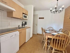 Coffee/tea maker, fridge, microwave, dishwasher - Ground floor, terrace, ski locker, 38m², Flumet (Flumet)