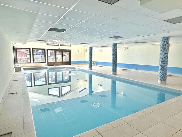 An indoor swimming pool with clear water, tiled walls, and a tiled floor. - Ground floor, terrace, ski locker, 38m², Flumet (Flumet)