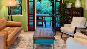 Smart TV, fireplace, books, stereo