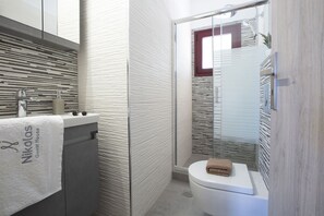 Shower, hair dryer, towels, soap - Comfortable 3 bedroom Villa with swimming pool and sea view. Pet-Friendly (Lefkada)