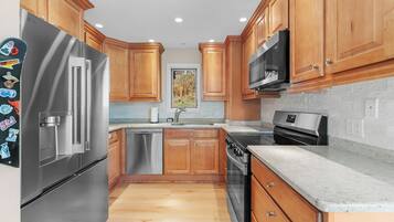 Microonde, forno, piano cottura, lavastoviglie