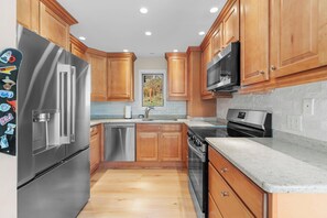 Microondas, horno, placa de cocina y lavavajillas