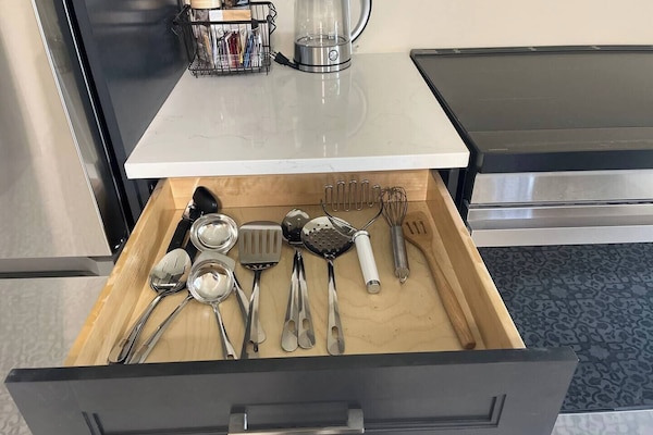 Een koelkast, een microgolfoven, een oven, een vaatwasser