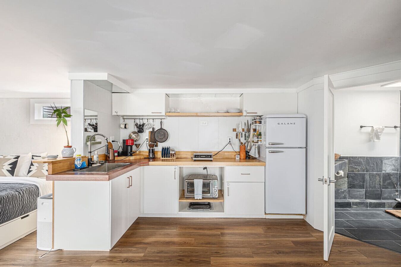 Jääkaappi, uuni, kahvin-/teenkeitin