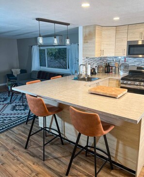 Refrigerador, horno, parrilla de estufa y cafetera y tetera 