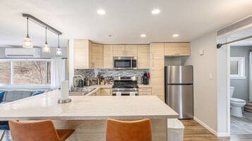 Fridge, oven, stovetop, coffee/tea maker